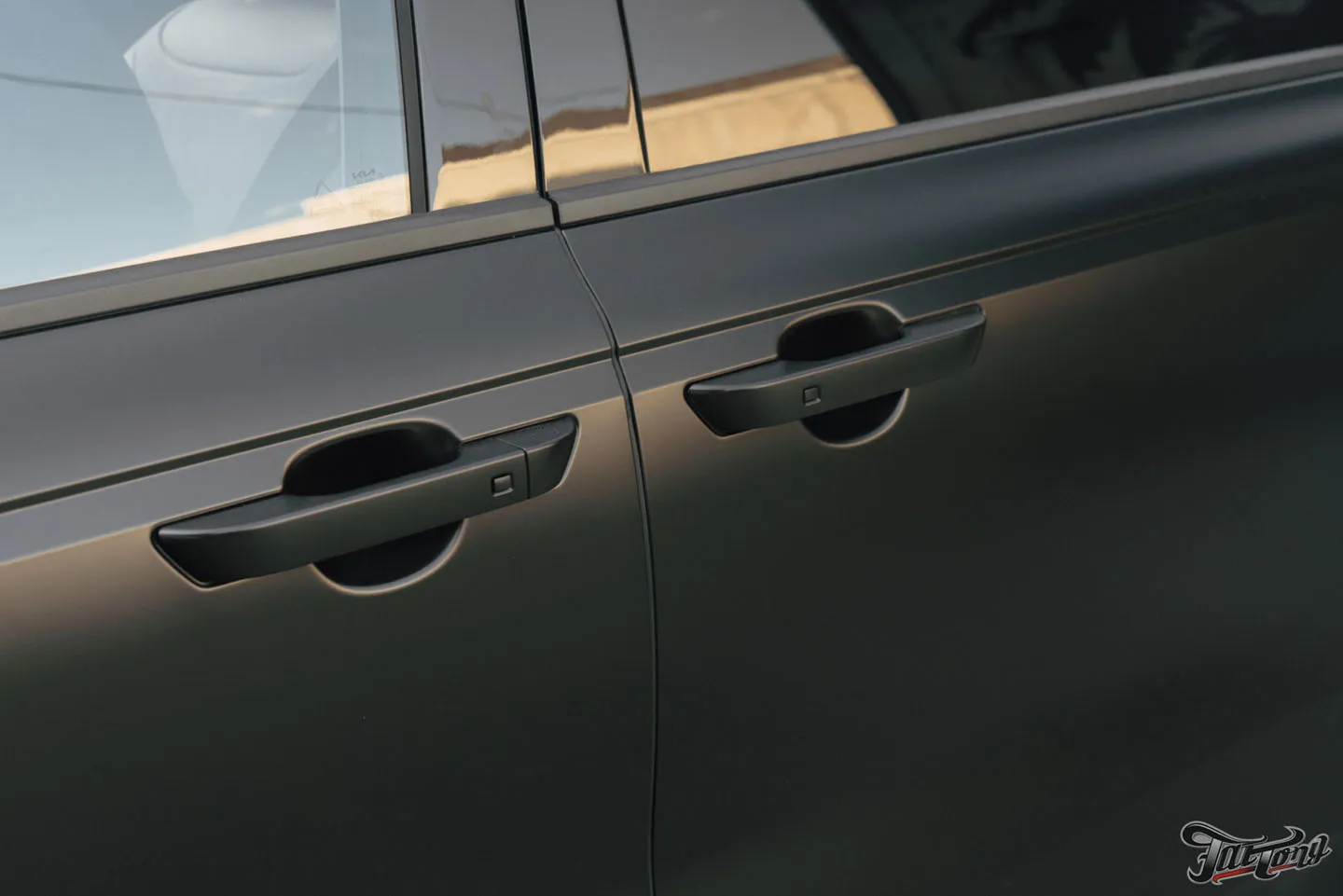 Большой проект для семейного автомобиля Kia Carnival, часть 2: оклейка матовым полиуретаном, цветные ремни, перетяжка руля, антихром, окрас суппортов, детейлинг